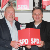 Der scheidende SPD-Unterbezirksvorsitzende Thomas Rausch (links) wünscht seinem Nachfolger Carsten Höllein viel Erfolg bei der Aufgabe.